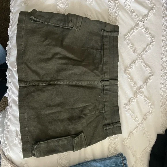 NEVER WORN
army green mini skirt 📀 - Picture 2 of 3